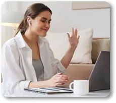 Mujer joven dando una clase virtual frente a una notebook